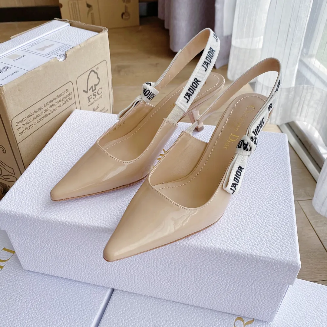 👟👟Ex-factory price 440👟👟 Developed one-to-one from the original version, 👠👠✨ ✨Dior’s popular sandals are new🔥 🔥 The same style as the most popular internet celebrities and celebrities of the year💁 💁. Imported fabric, lining and feet are made of calfskin lining🐑. Original molded heel, heel height 10Cm 6.5cm💘 Original molded metal outsole with five-pointed star LOGO mark✨. Original bow, 💅 Italian leather outsole. 👄💋 Full set of packaging (bags, cards, invoices, one-to-one wrapping paper) 34 40 41 customized